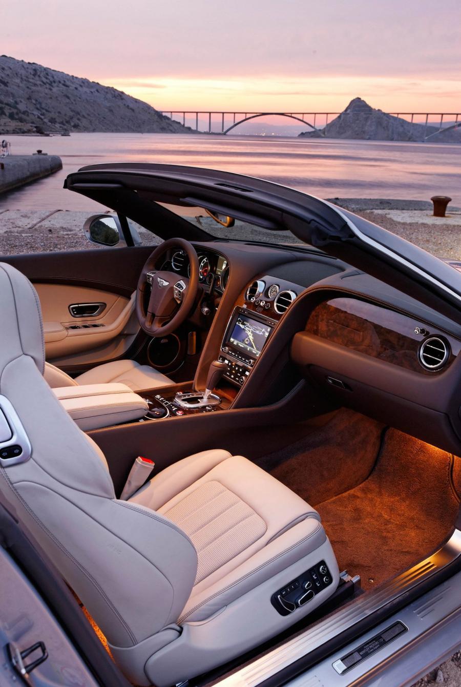 Интерьер Bentley Continental GTC 2012 года  (US) (фото 2 из 6)